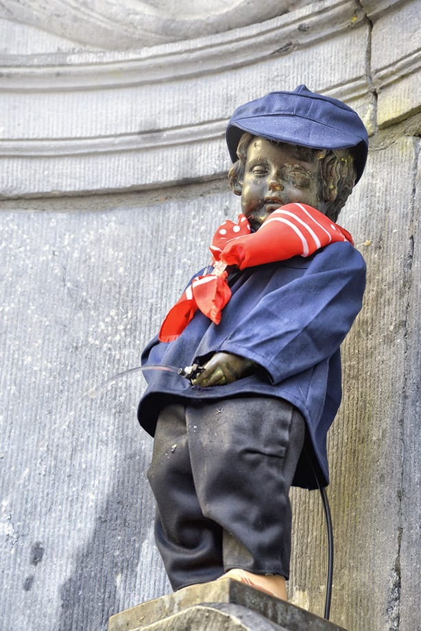Manneken_Pis_vestidos bruselas qué no perderse